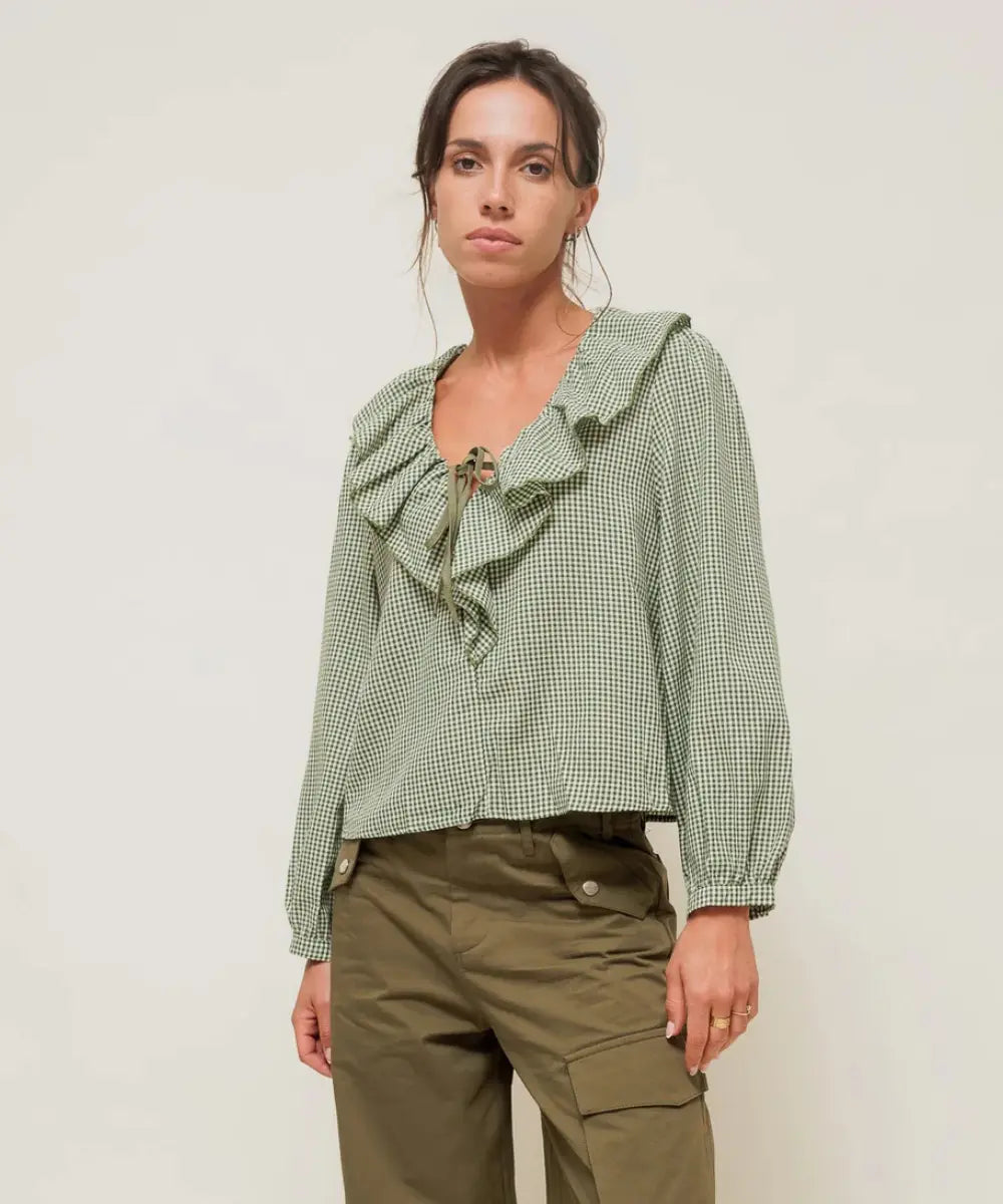 Blouse daryna a carreaux vichy avec grand col froufrou plisse et lien a nouer.