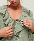 Blouse daryna a carreaux vichy avec grand col froufrou plisse et lien a nouer.