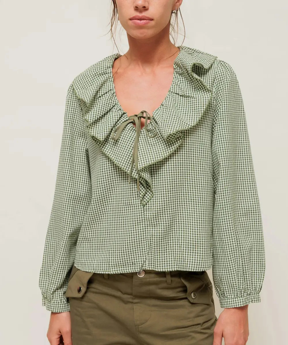 Blouse daryna a carreaux vichy avec grand col froufrou plisse et lien a nouer.