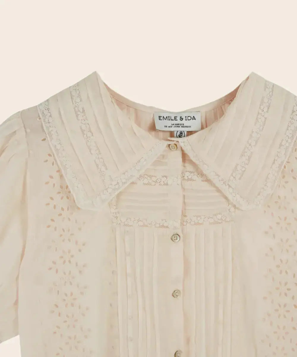 Détail du col de la Blouse vintage Crème en coton Biologique de la marque Emile & Ida 