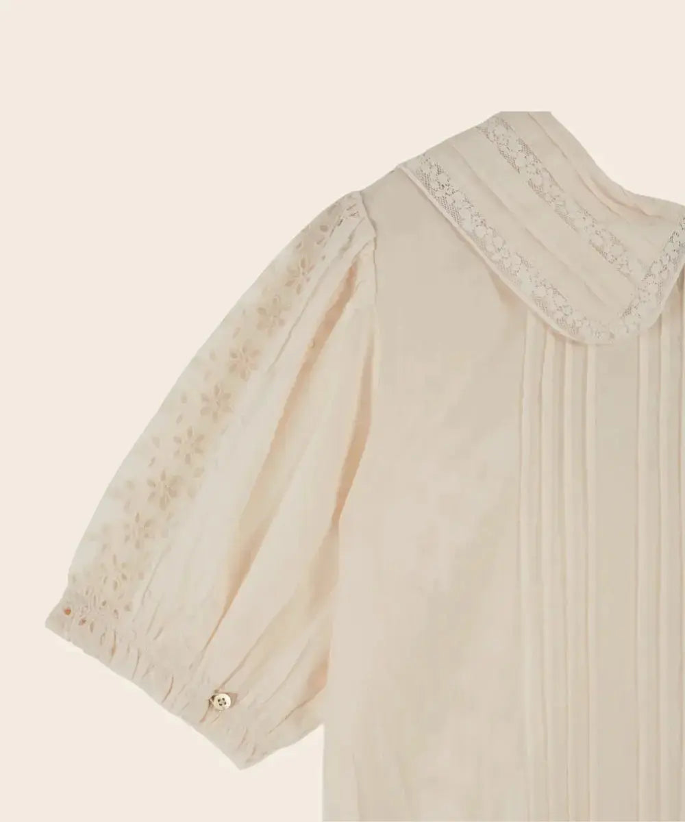 Détail de la marche de la Blouse vintage Crème en coton Biologique de la marque Emile & Ida 