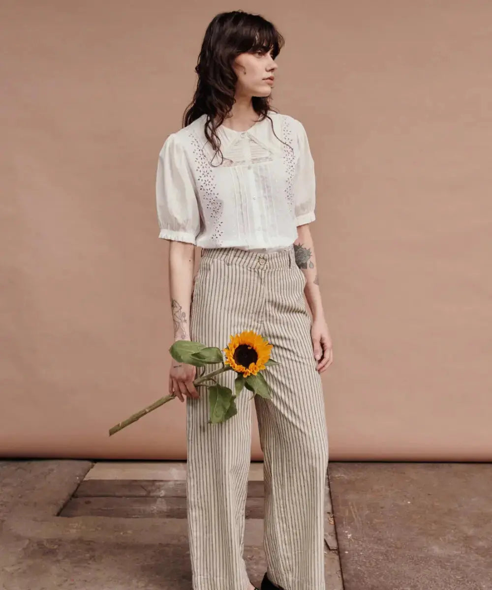 Blouse vintage Crème en coton Biologique de la marque Emile & Ida portée par une femme