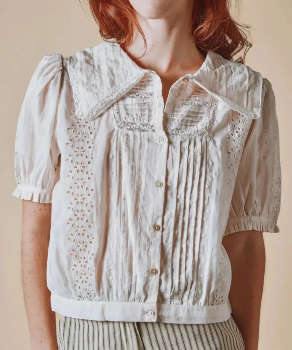 Blouse vintage Crème en coton Biologique de la marque Emile & Ida portée par une Femme