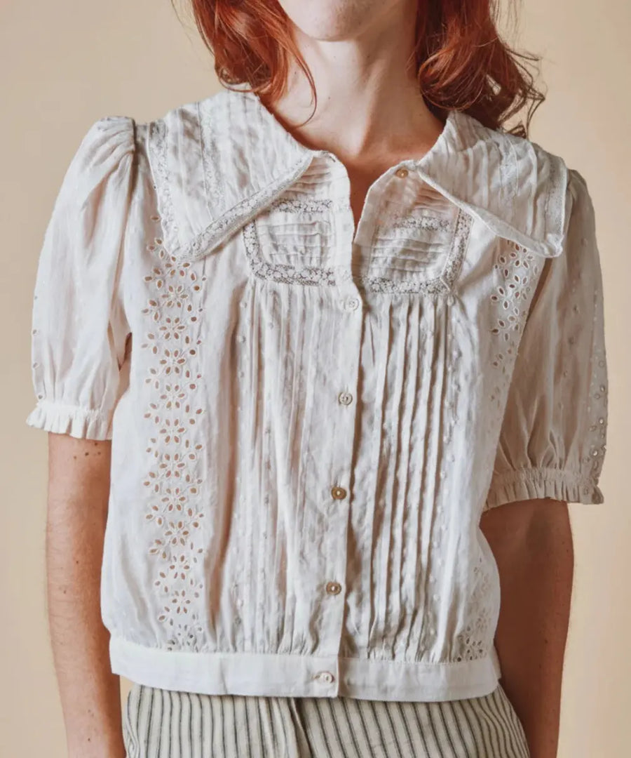 Blouse vintage Crème en coton Biologique de la marque Emile & Ida portée par une Femme
