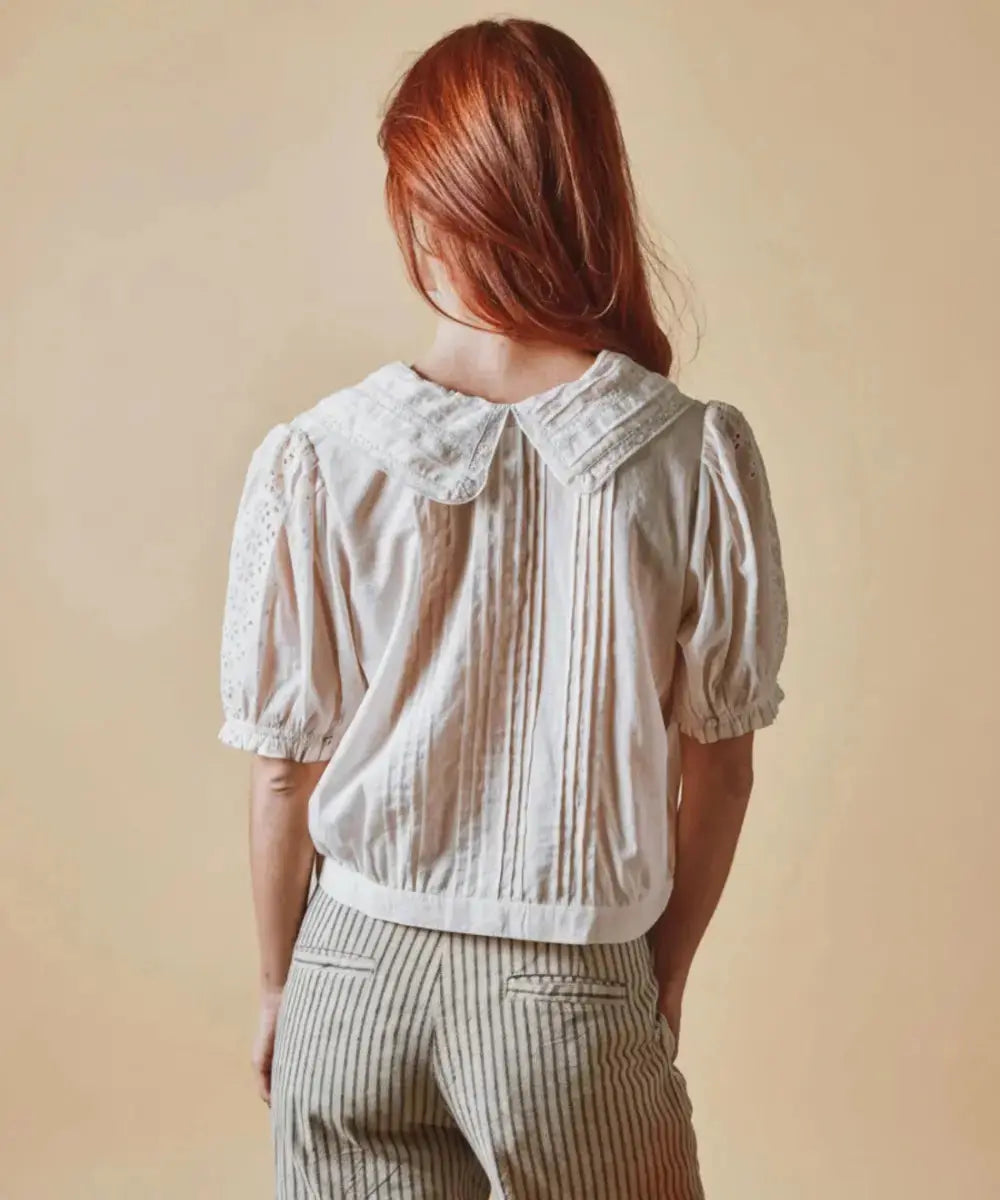 Blouse vintage Crème en coton Biologique de la marque Emile & Ida portée par une femme et vue de dos