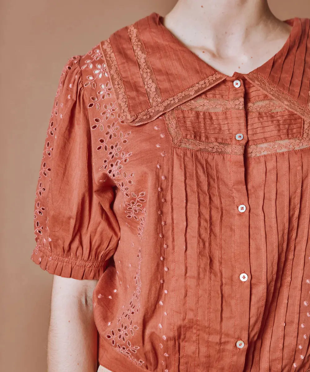 Blouse vintage Delicate Sienne de la marque Emile et Ida portée par une femme