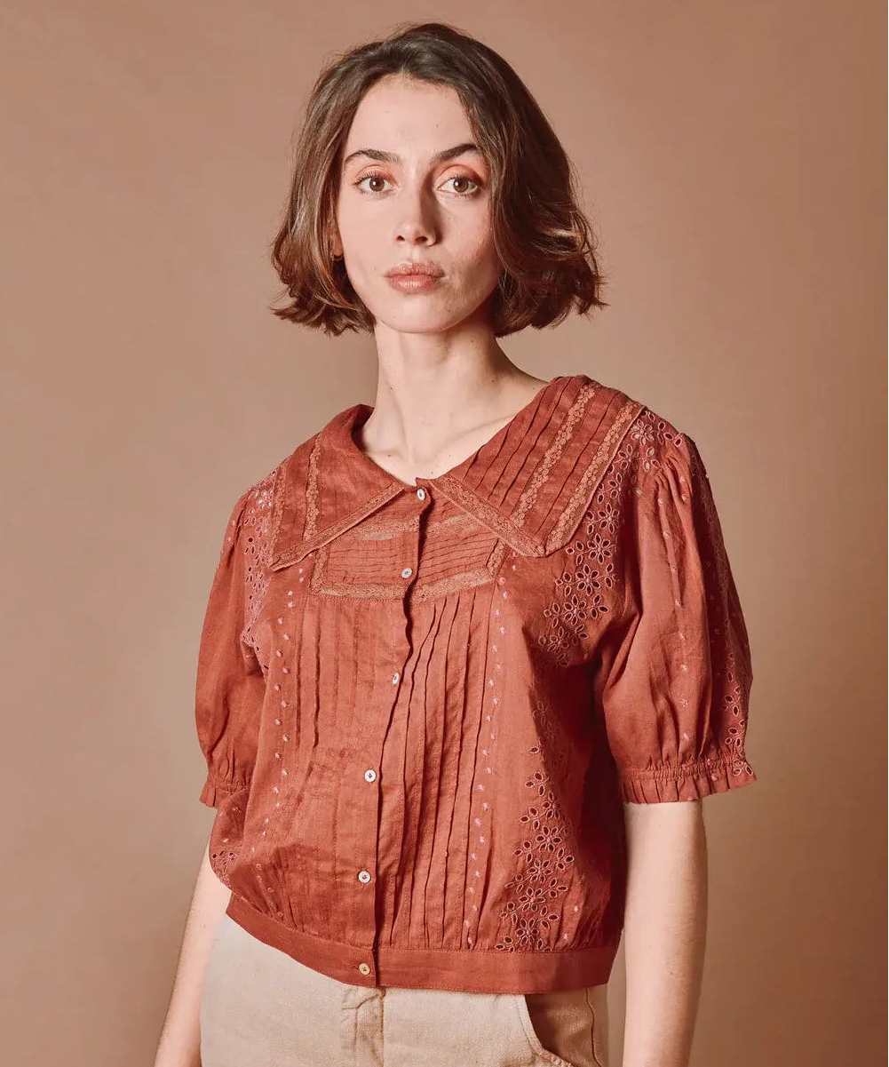 Blouse vintage Delicate Sienne de la marque Emile et Ida portée par une femme