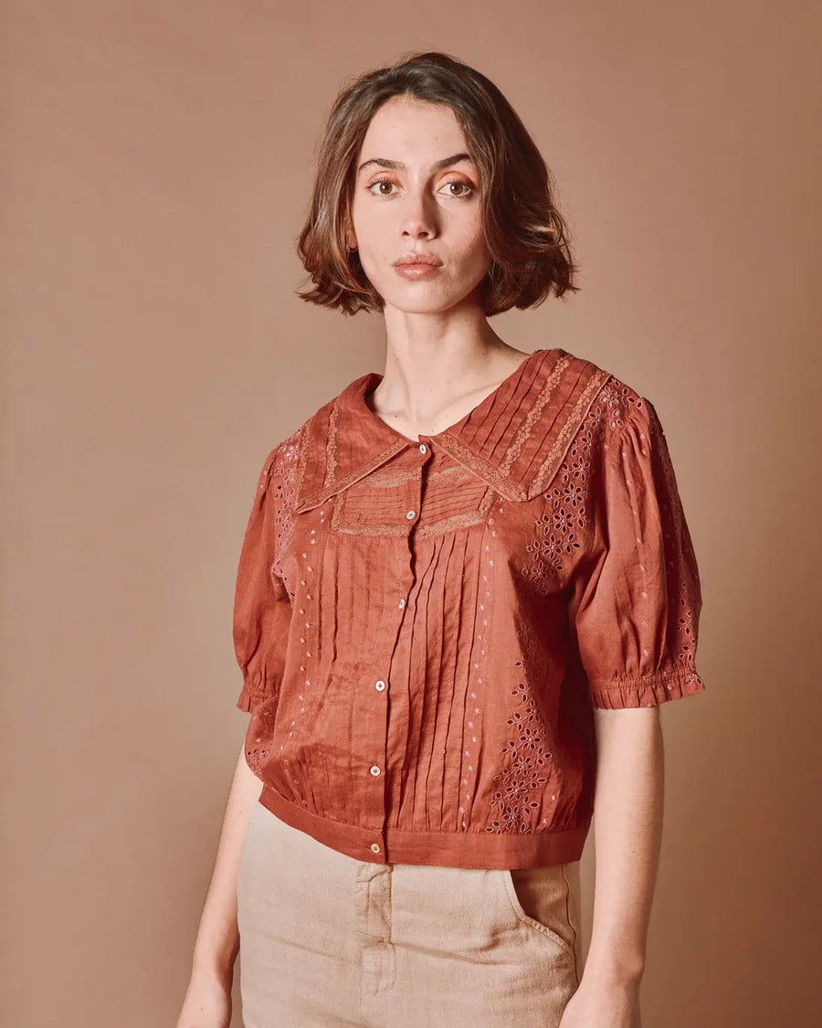 Blouse vintage Delicate Sienne de la marque Emile et Ida portée par une femme