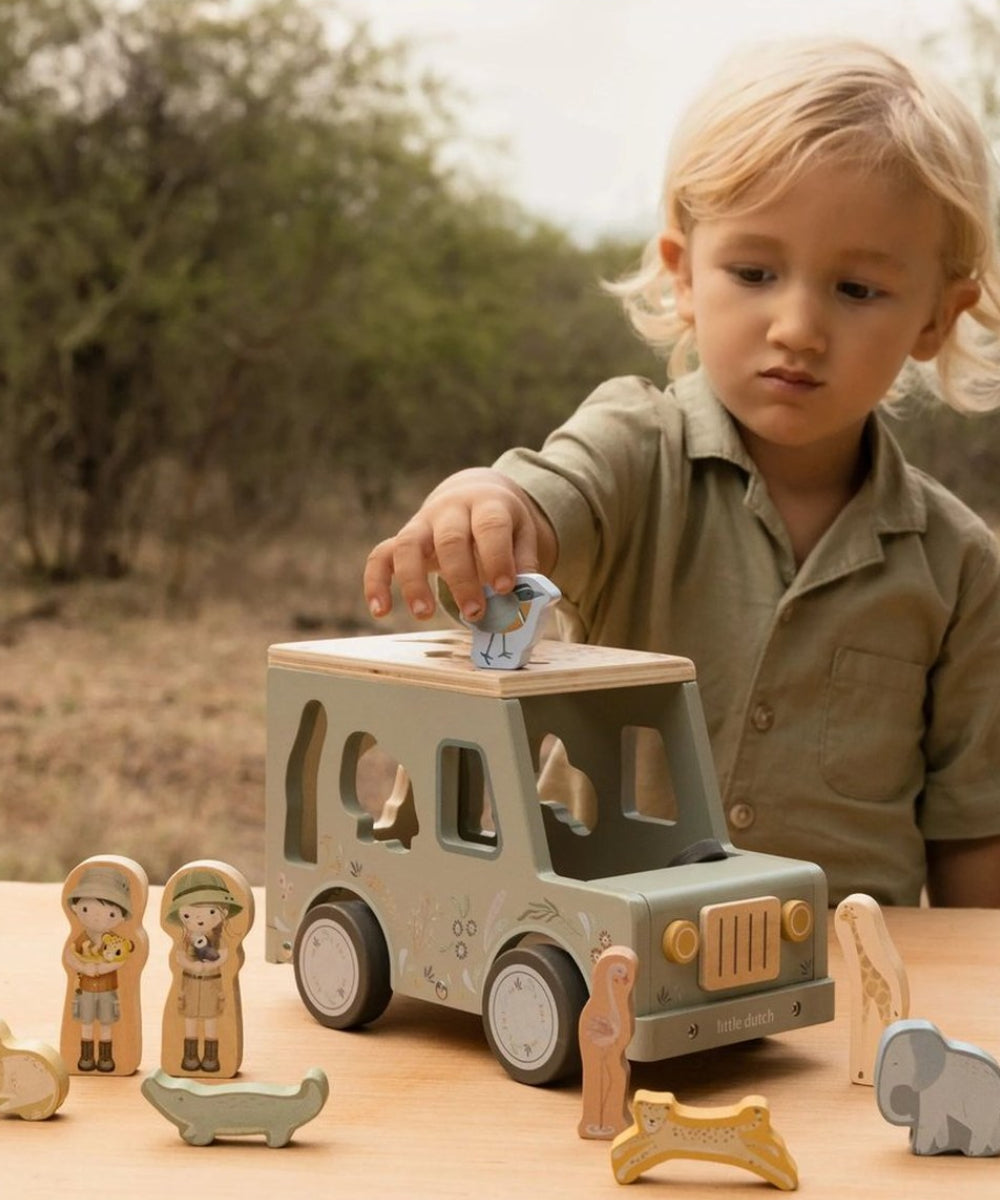 Enfant de 3 ans en train de jouer avec la Boîte à formes Voiture de Safari en bois - Safari Friends de la marque Little Dutch