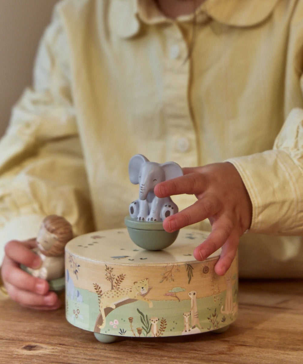 Enfant manipulant l’éléphant de la boîte à musique Safari Friends