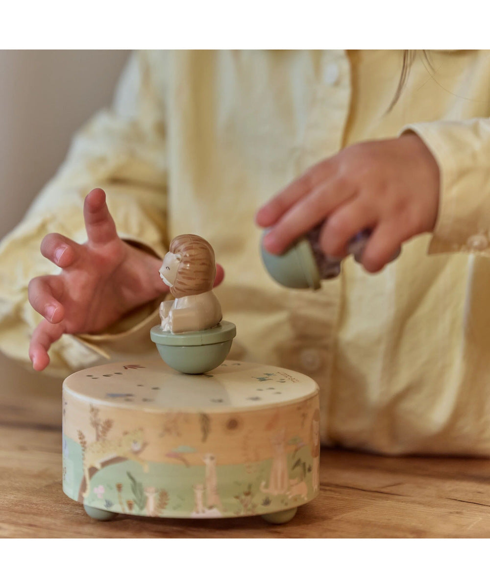 Enfant replaçant le lion sur la boîte à musique Safari Friends