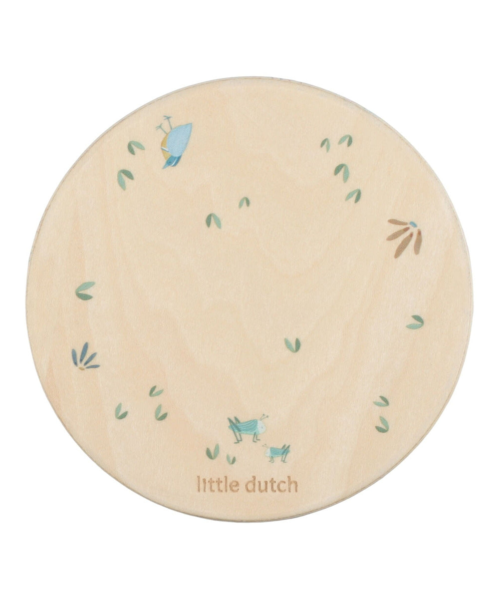 Dessus décoré de la boîte à musique Safari Friends sur fond blanc