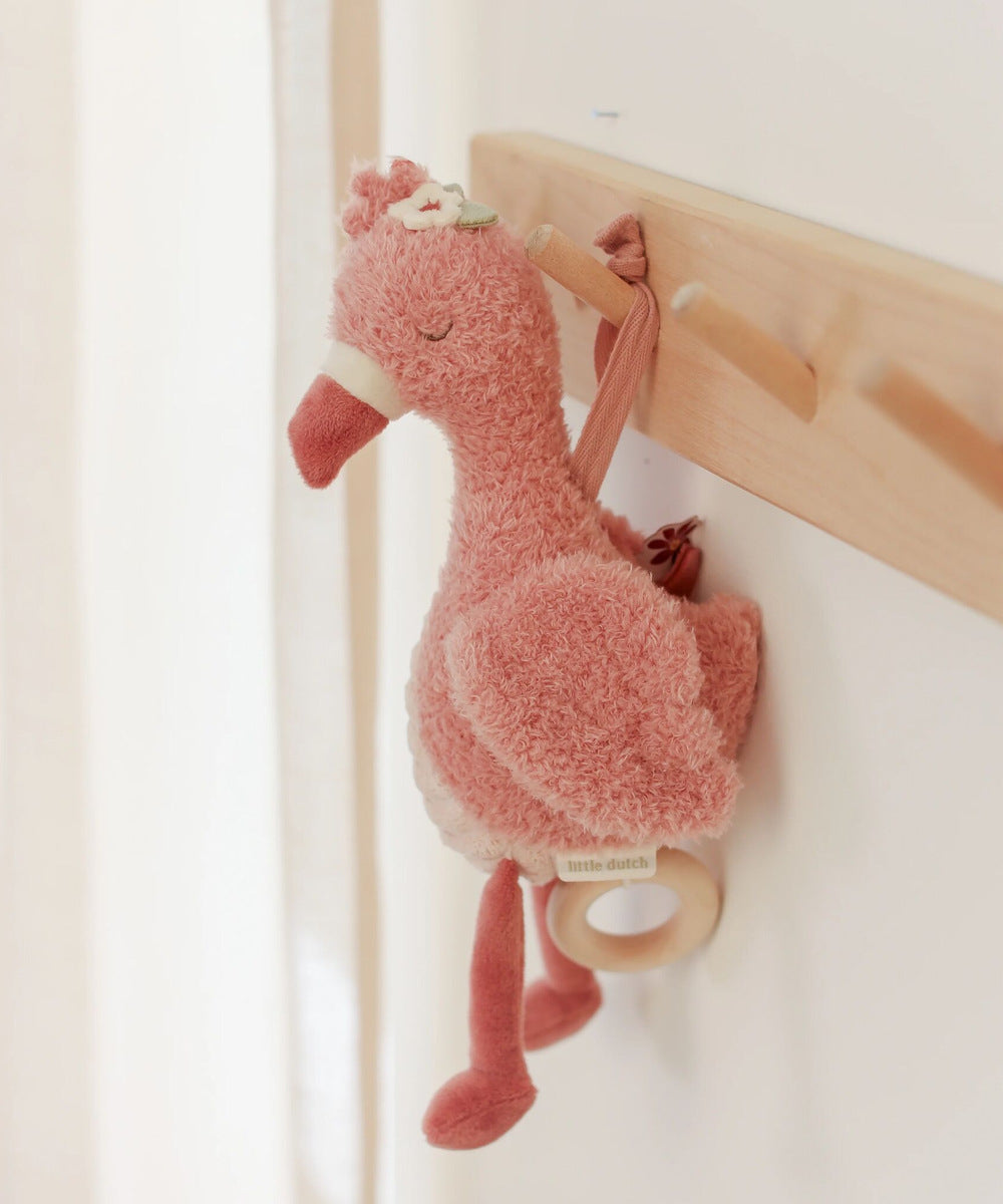Boîte à musique flamant rose suspendue dans une chambre de bébé