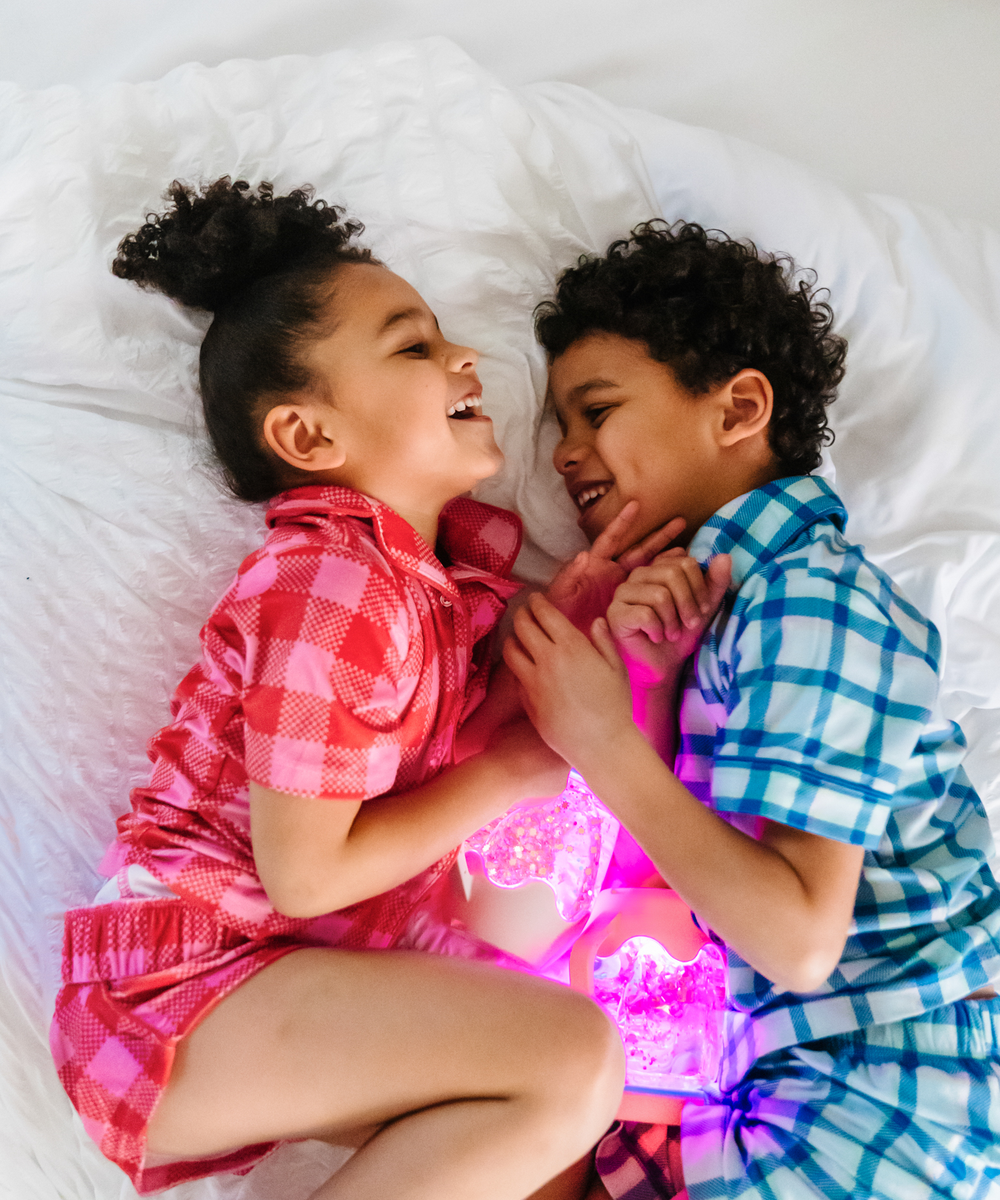 Jeu sensoriel avec le bocal lumineux rose Bubblegum Glo Pals