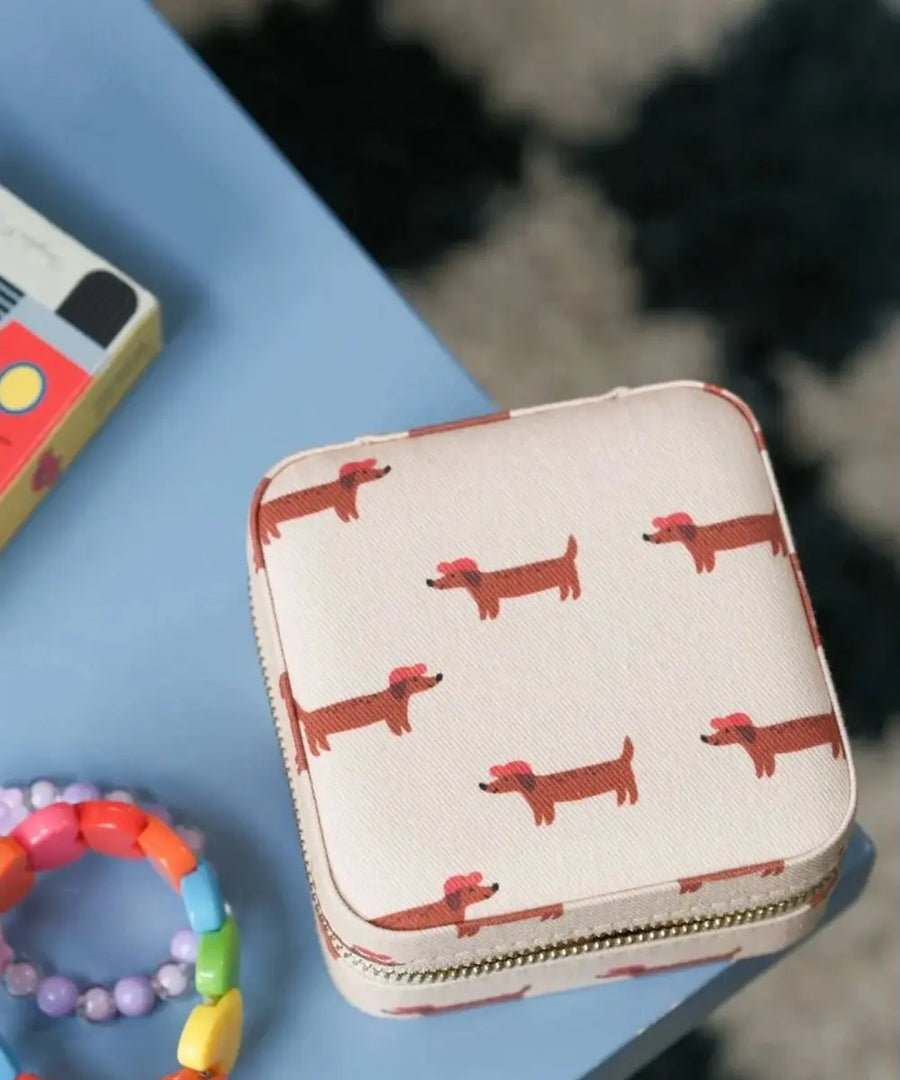 Gros plan en situation de la Boîte à bijoux - Teckels de Ma Petite Vie