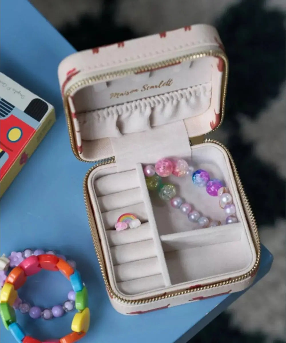 Boîte à bijoux Teckels de Ma Petite Vie ouverte, posée sur une table pour enfant