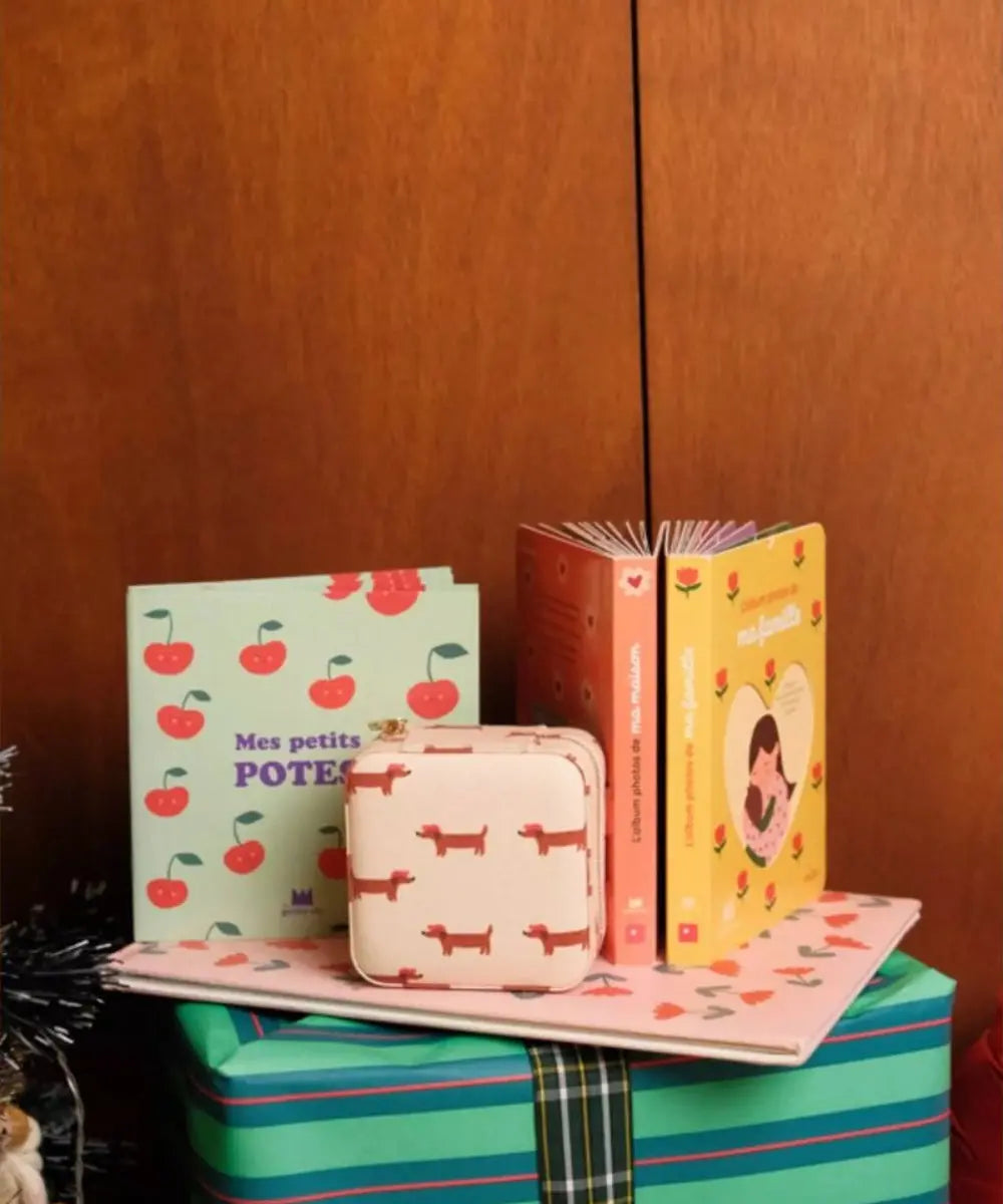 Boîte à bijoux Teckels de Ma Petite Vie accompagnée d'autres articles de la marque : calendrier, cartes