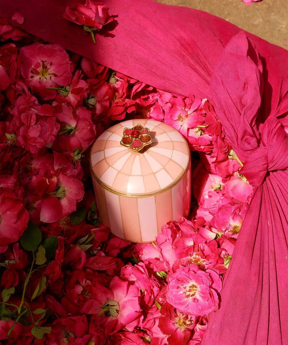 Boîte Cameron Cirque Rose de Doing Goods posée au milieu de fleurs