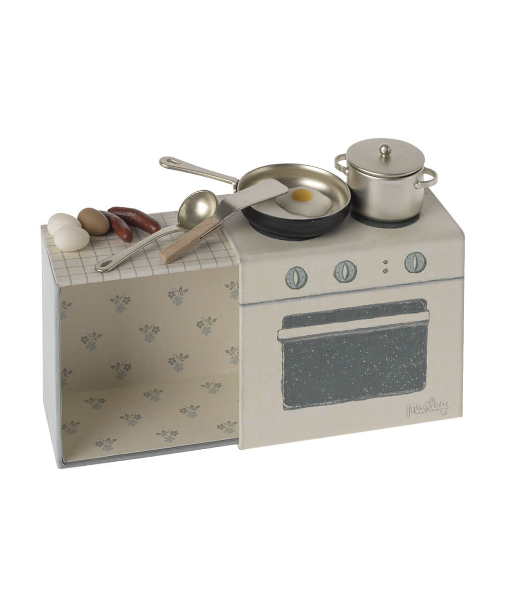 Boîte Cuisine et Accessoires pour Souris de la marque Maileg, sur fond blanc