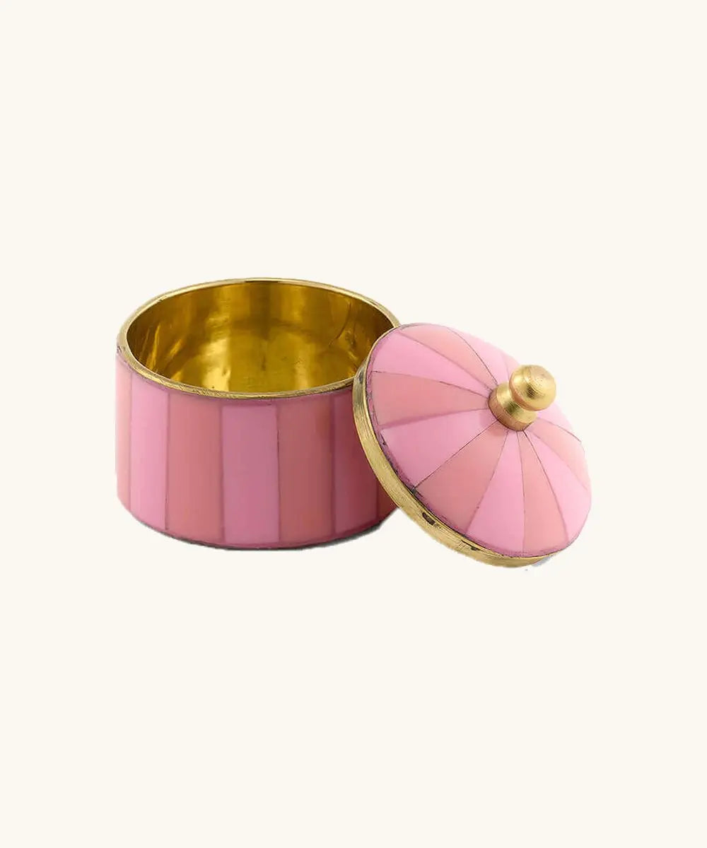 Petite boîte Bailey Rose de la marque Doing Goods sur fond clair et ouverte