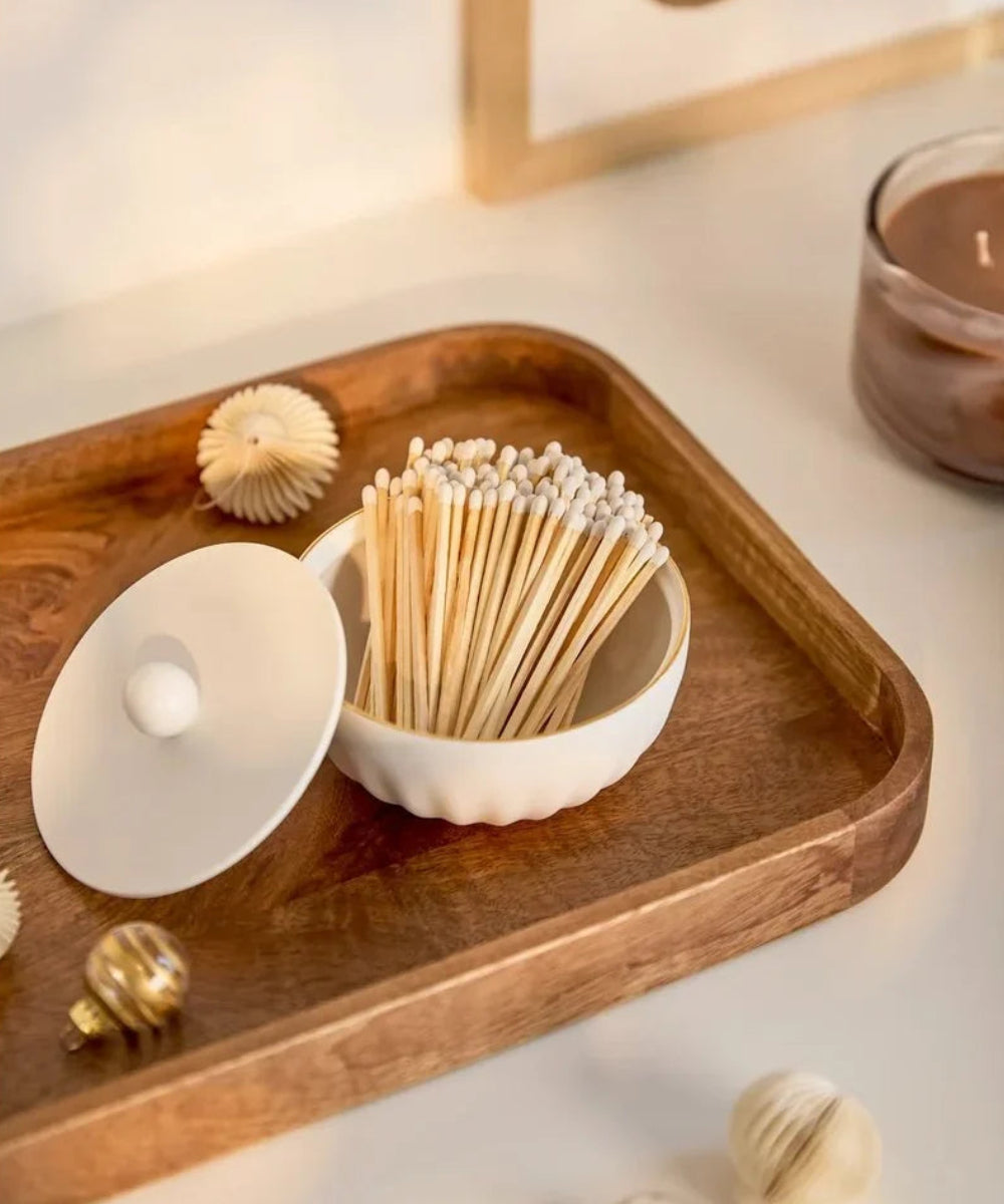 Gros plan en situation de Boîte en porcelaine Liseré doré de la marque Räder