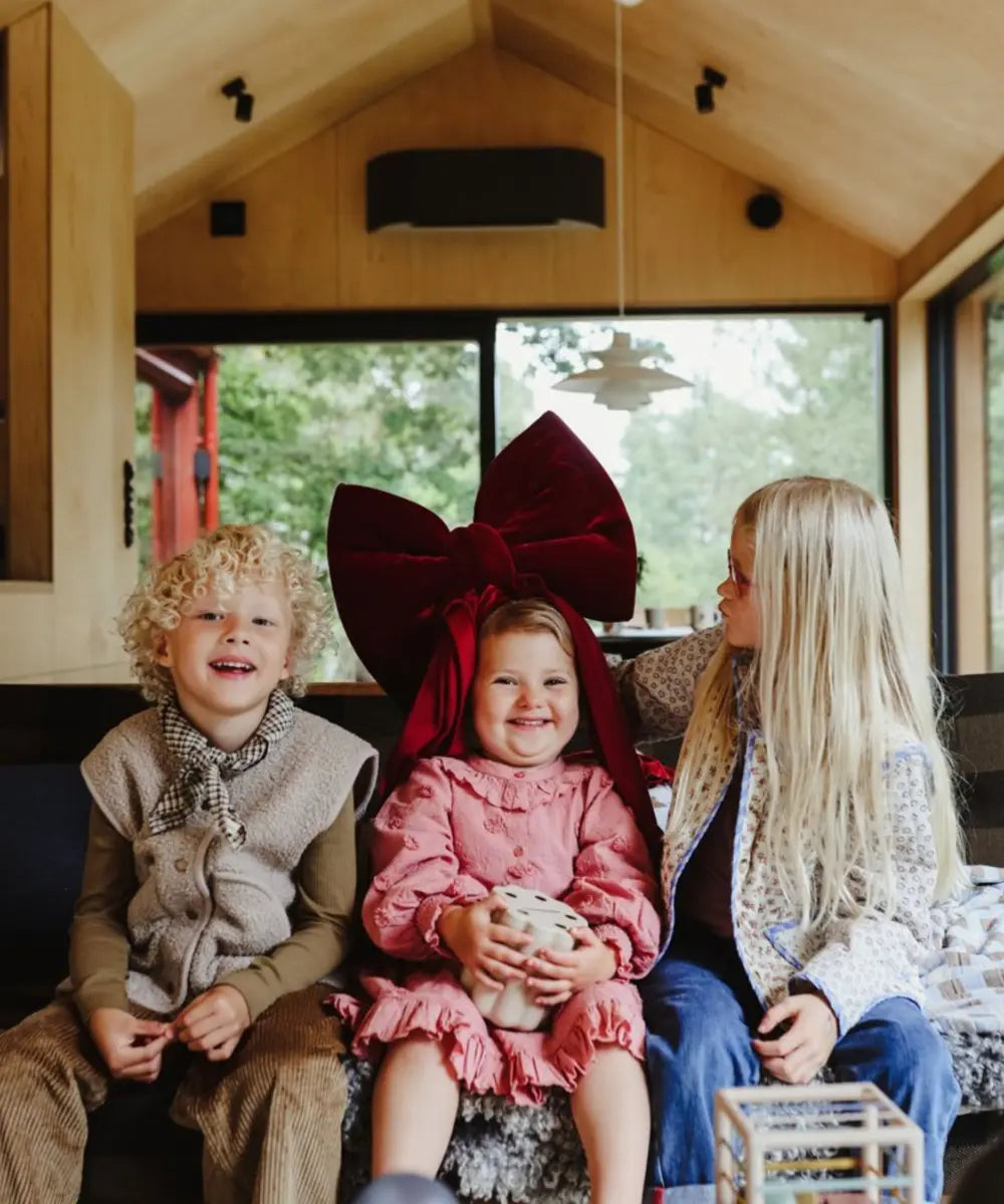 Enfants en train de jouer avec la boîte à formes de Mushie