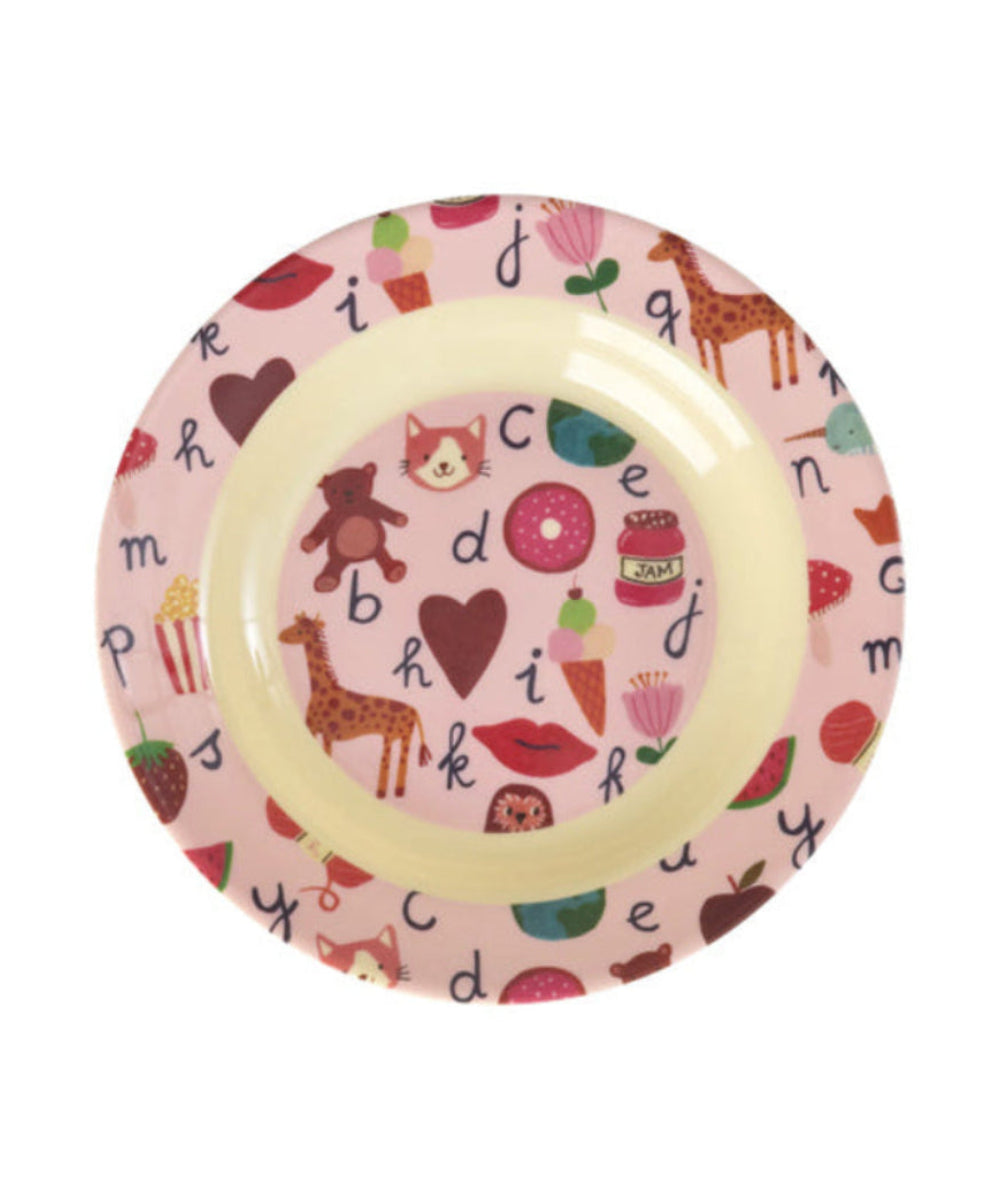 Assiette creuse en mélamine ABC rose de la marque Rice, sur fond blanc