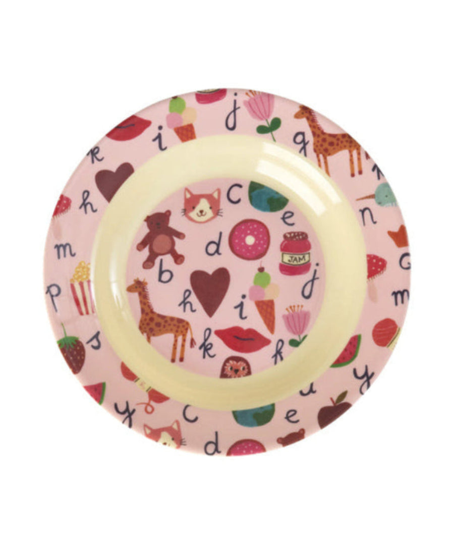 Assiette creuse en mélamine ABC rose de la marque Rice, sur fond blanc