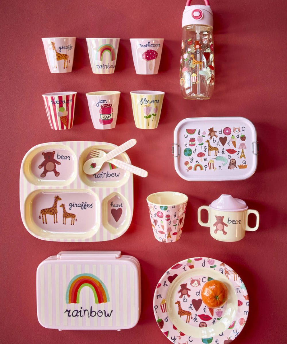Assiette creuse en mélamine ABC rose de la marque Rice, présentée sur une table