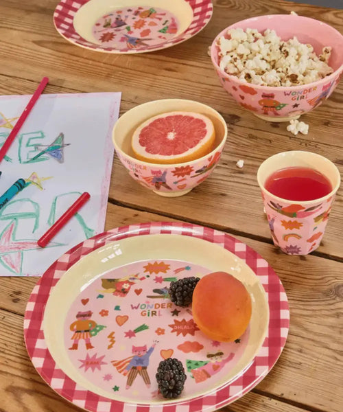 Vue du bol en mélamine Hero Pink de Rice avec les autres éléments de la collection : gobelet, assiettes
