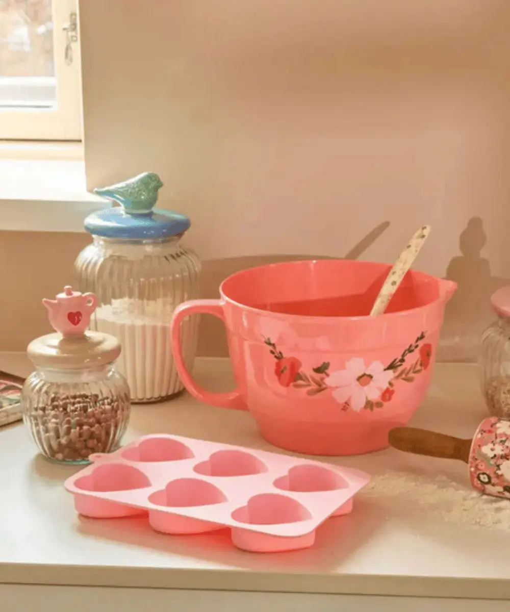 Bol à pâtisserie Alisson Rice posé sur le plan de travail d'une cuisine avec des accessoires 