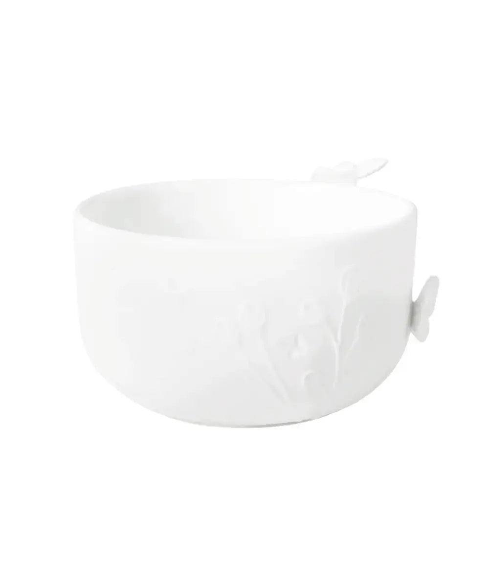 Détals des petits papillons en relief et du motif floral.