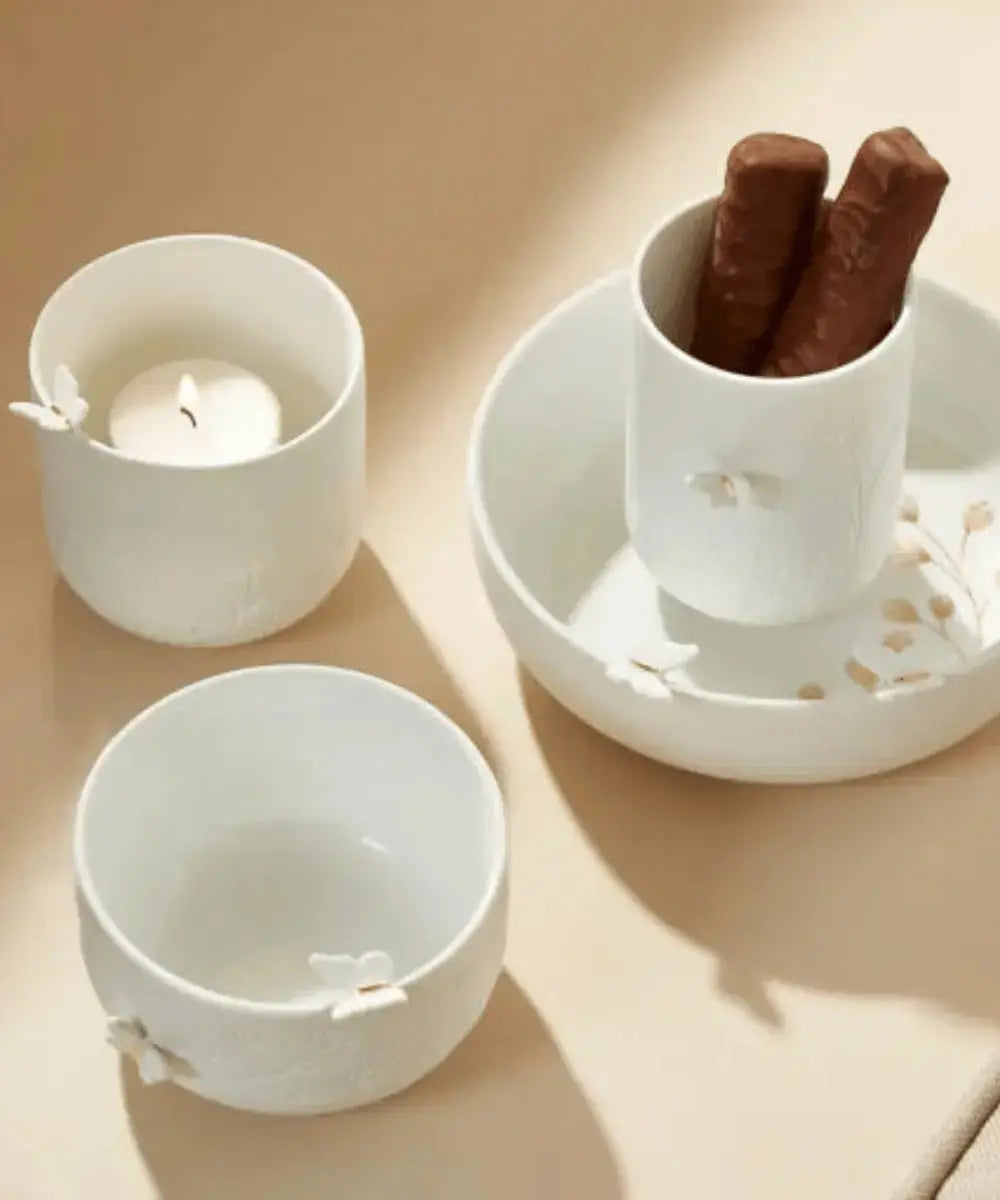 Bol papillons posé sur une table accompagné d'autres éléments de la collection Räder