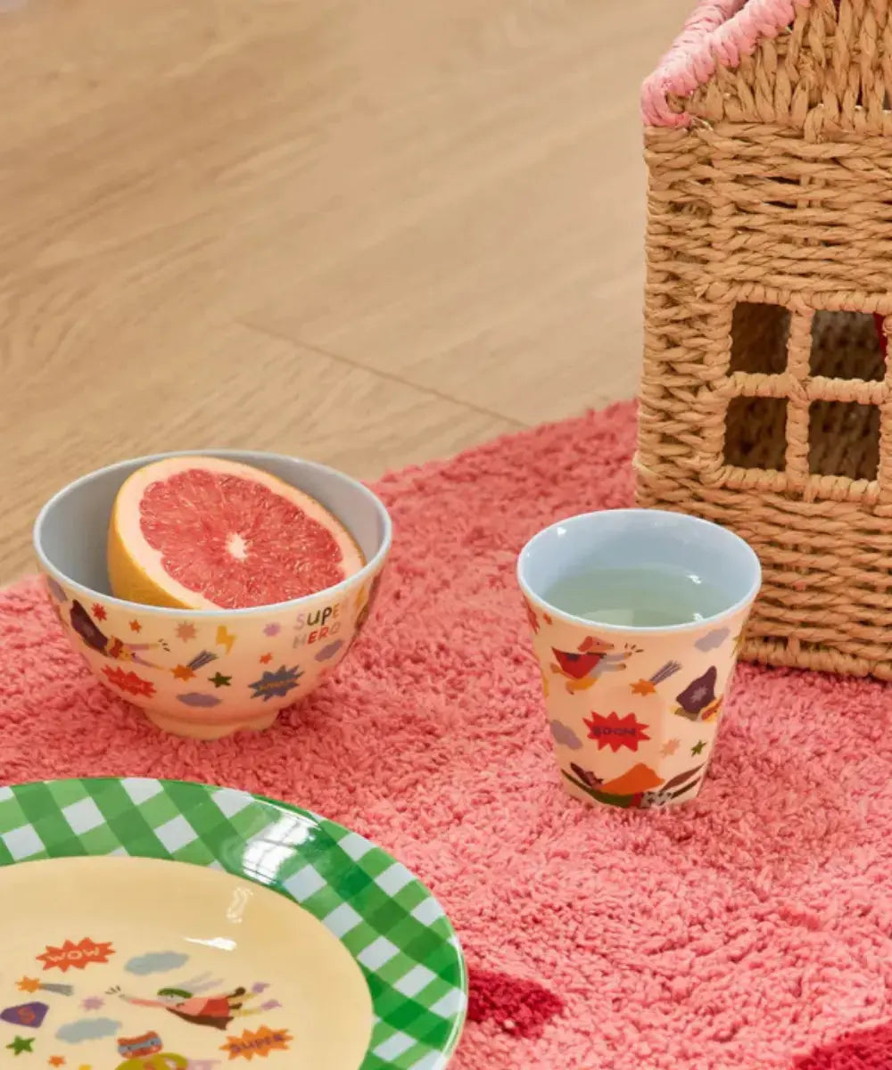 Vue du petit bol en mélamine Héros Rice posé sur un tapis d'enfant