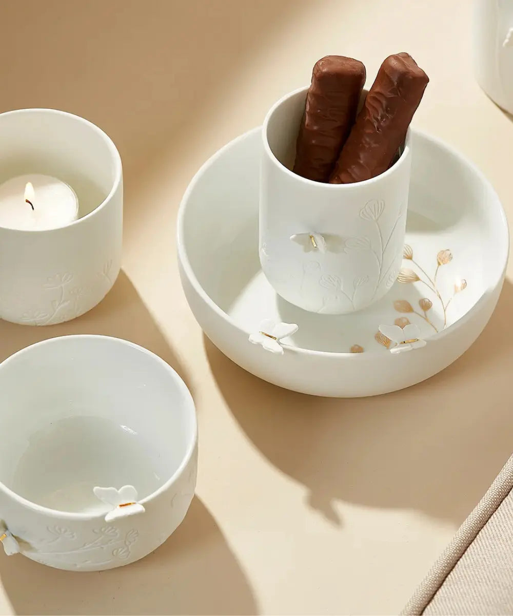 Bol en porcelaine Papillons de la marque de décoration Räder en situation sur une table