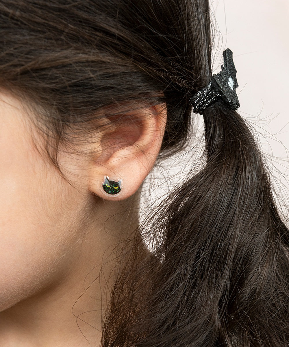 Boucle d'oreille autocollante chat noir Rex London portée en situation