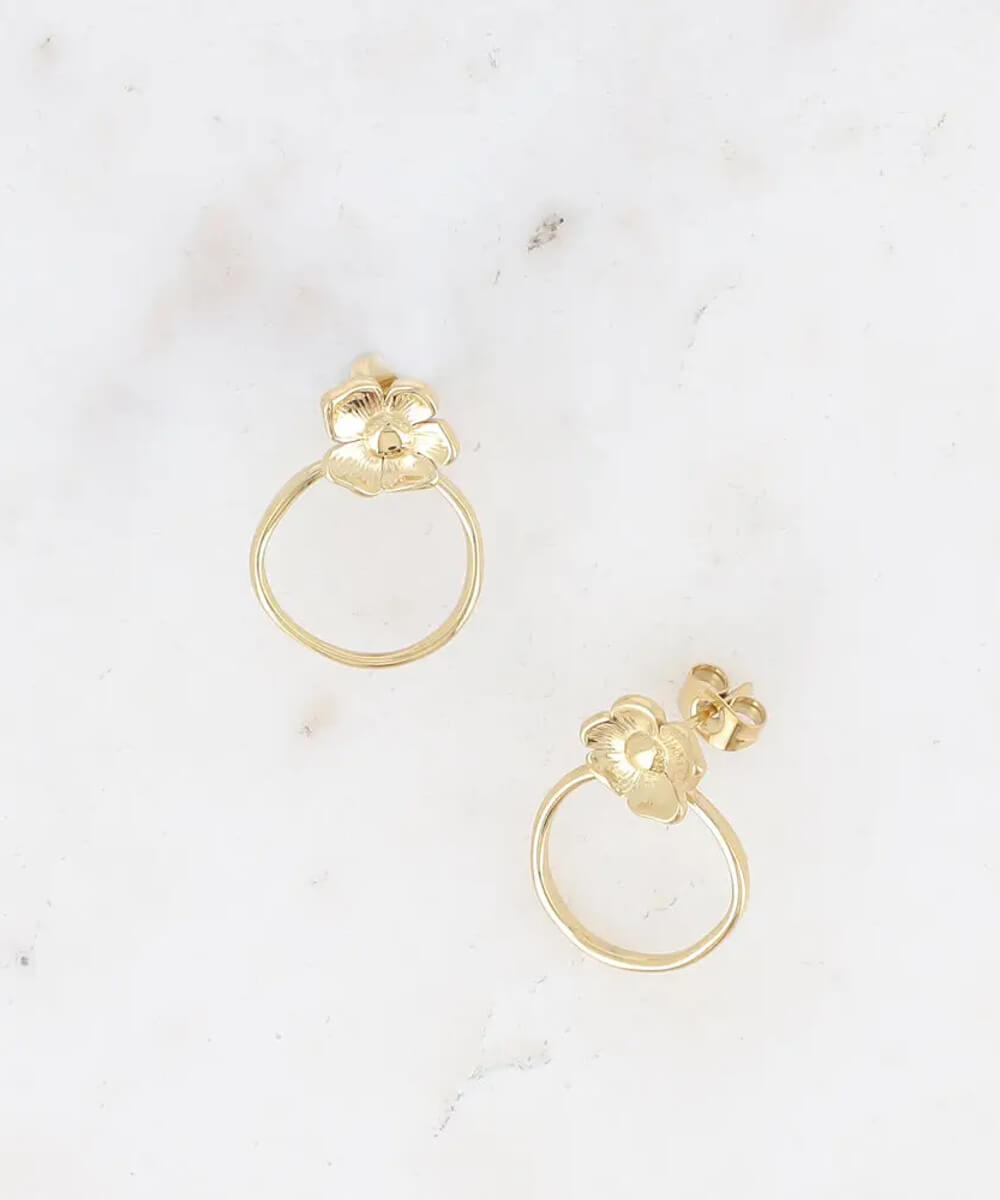 Boucles d’oreilles dorées Layla Fleur et cercle, sélection Merci Léonie, sur fond clair
