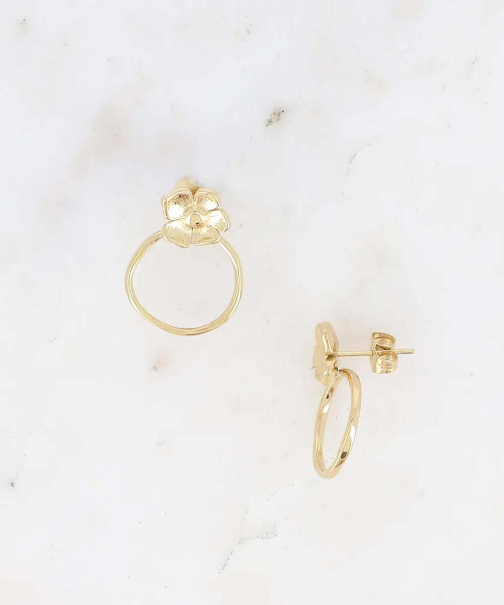Boucles d’oreilles dorées Layla Fleur et cercle, sélection Merci Léonie, sur fond clair