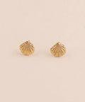 Boucles d’oreilles dorées Puces Coquillage, sélection Merci Léonie, sur fond clair