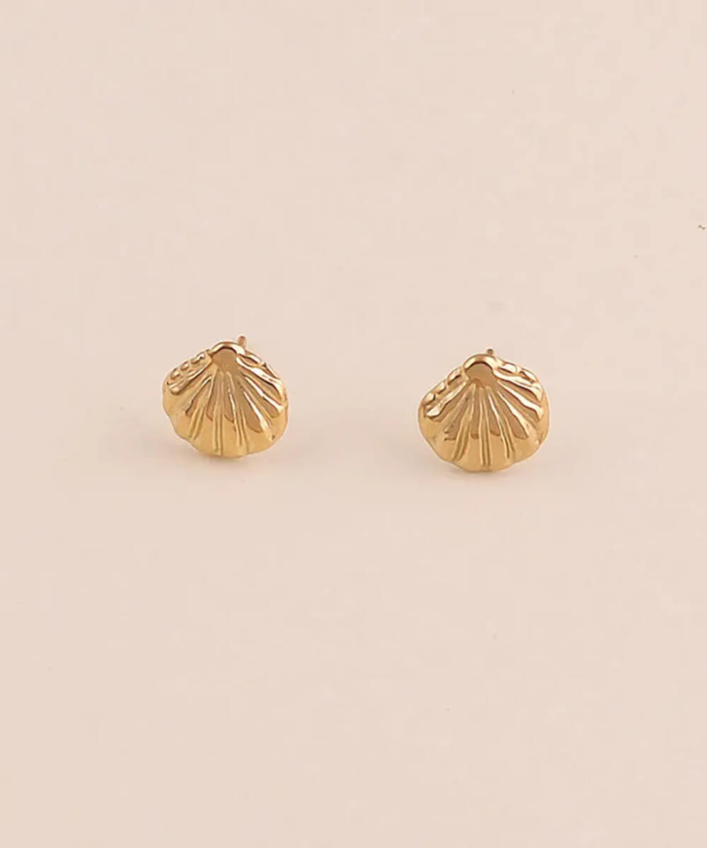 Boucles d’oreilles dorées Puces Coquillage, sélection Merci Léonie, sur fond clair