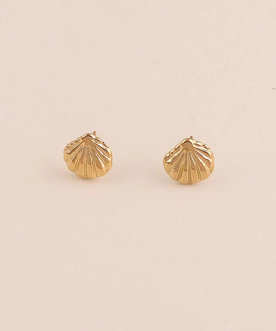 Boucles d’oreilles dorées Puces Coquillage, sélection Merci Léonie, sur fond clair