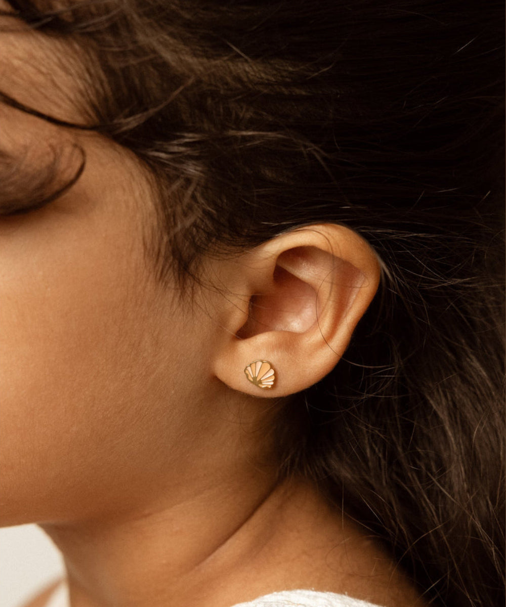 Boucles d'oreilles pour enfant Coquillage doré en acier inoxydable plaqué or de la marque Mrs. Ertha