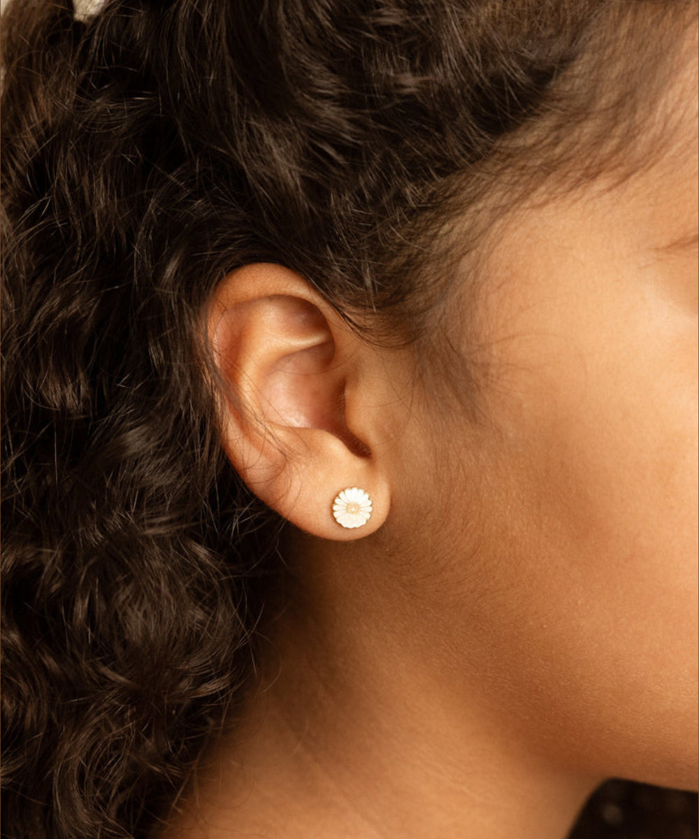 Boucles d'oreilles enfant Marguerites en acier inoxydable plaqué or de la marque Mrs. Ertha