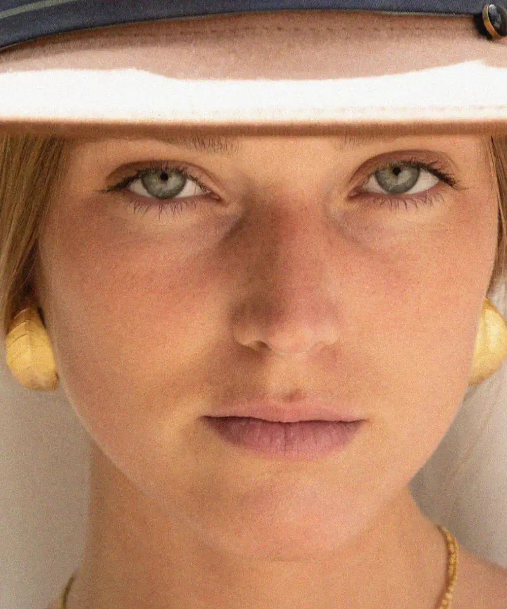Photo portée des boucles d'oreilles Feuilles Flore de Bacci Paris