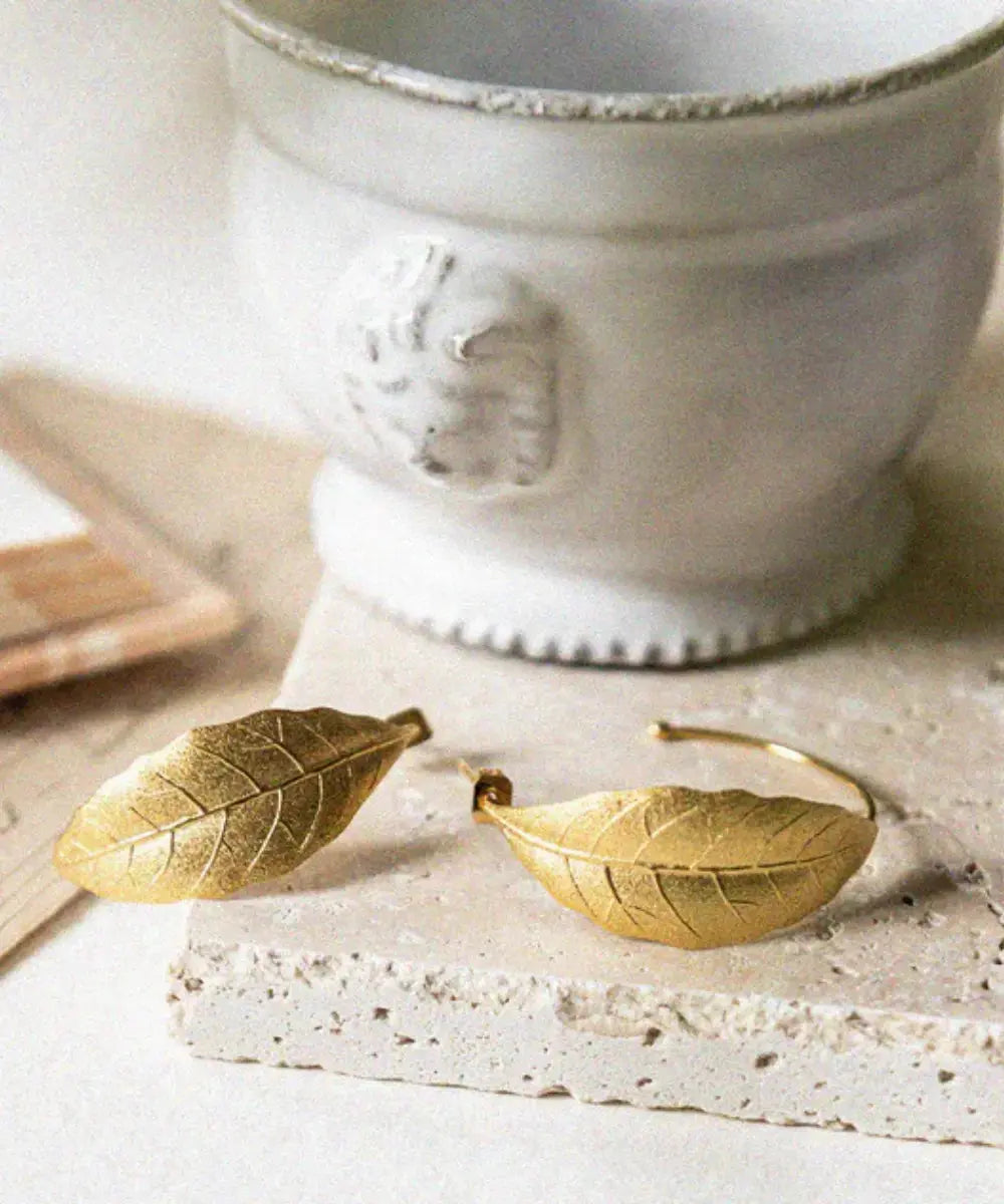 Boucles d'oreilles Flore de la marque Bacci Paris posées sur une table