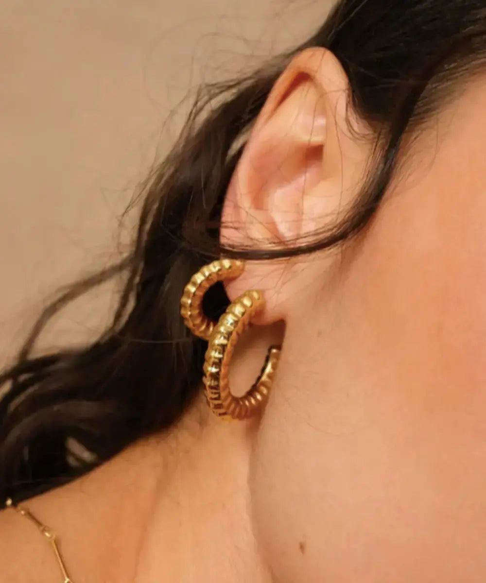 Photo des détails striés des boucles d'oreilles créoles Yséane de Bohm Paris