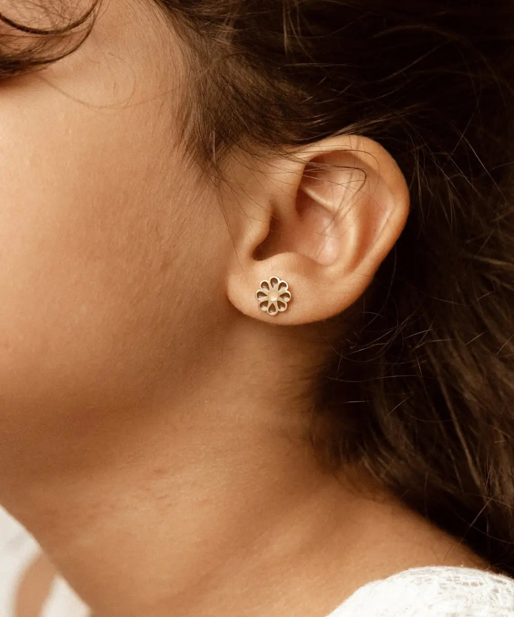 Boucles d oreilles puces pour enfants en acier dore avec dos plat et fermoir a vis anti pique.