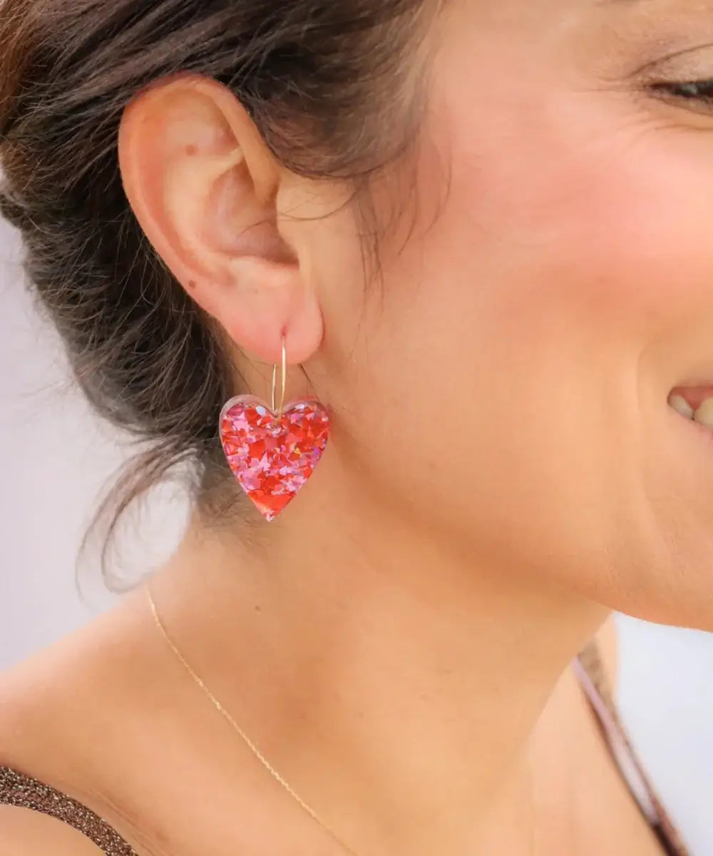 Boucles d'oreilles Mimi Flocons rouges roses portées