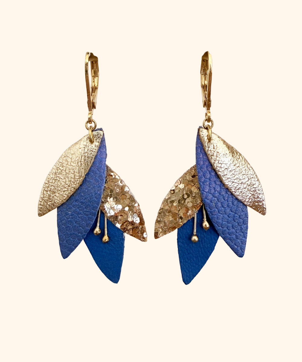 Boucles d'oreilles en cuir Tibre bleu denim, champagne et paillettes. Dorure à l'or fin 24K. Fabriquées en France par la marque May & June