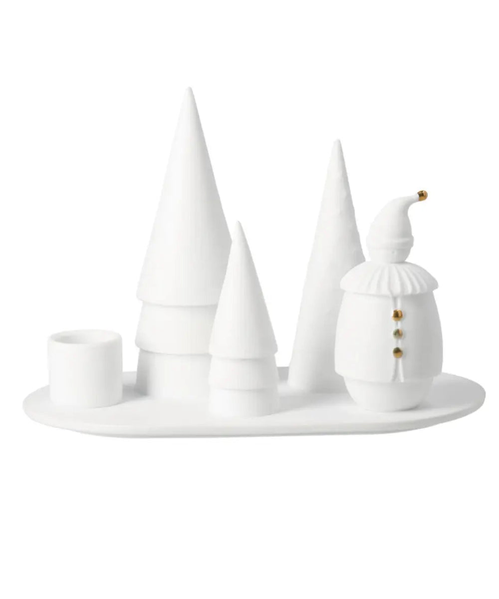 Bougeoir pere noel en porcelaine blanche et details dores par rader.
